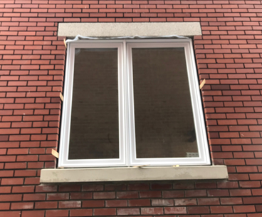 Calfeutrage de fenêtre avant - Installation d’isolant ethafoam et application de scellant fenêtre neuve, travaux effectués à Montréal dans l'arrondissement Verdun.