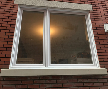 Calfeutrage de fenêtre après - Installation d’isolant ethafoam et application de scellant fenêtre neuve, travaux effectués à Montréal dans l'arrondissement Verdun.