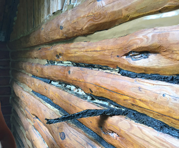 Projet calfeutrage chalet en bois ronds - Étanchéité perte de chaleur et réfection de calfeutrage, travaux effectués à Saint-Sauveur sur la rive-nord de Montréal