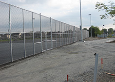 Installation de clôture commercial pour terrain de tennis à Chambly sur la rive-sud de Montréal