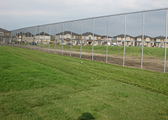 Installation de clôture pour terrain de soccer au parc des Patriotes à Chambly sur la rive-sud de Montréal