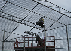 Installation de clôture pour terrain de baseball au parc des Patriotes à Chambly sur la rive-sud de Montréal