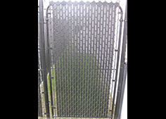Porte de clôture de installée à Saint-Basile-le-Grand sur la rive-sud de Montréal, Clôture maille de chaine 6 pieds brune