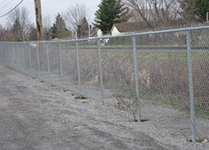 Installation de clôture commerciale Frost à Longueuil, sur la rive-sud de Montréal