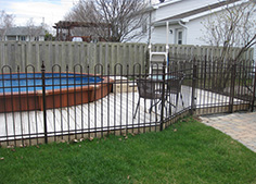 Installation de clôture pour contour de piscine à Varennes sur la rive-sud de Montréal