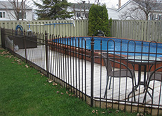 Installation de clôture pour contour de piscine à Varennes sur la rive-sud de Montréal